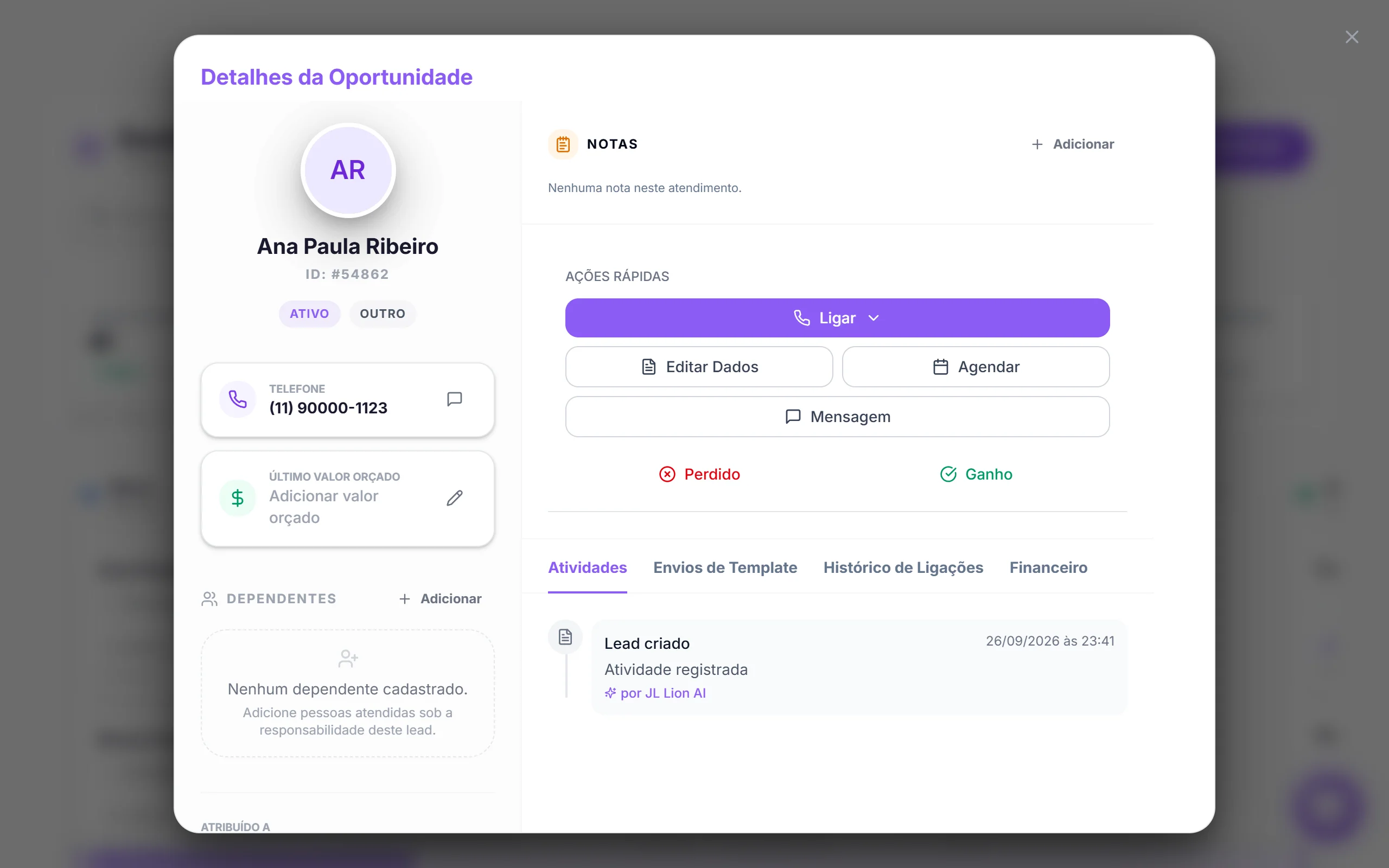 Janela Detalhes da Oportunidade, com os dados do lead à esquerda e as notas, as Ações Rápidas e as abas à direita